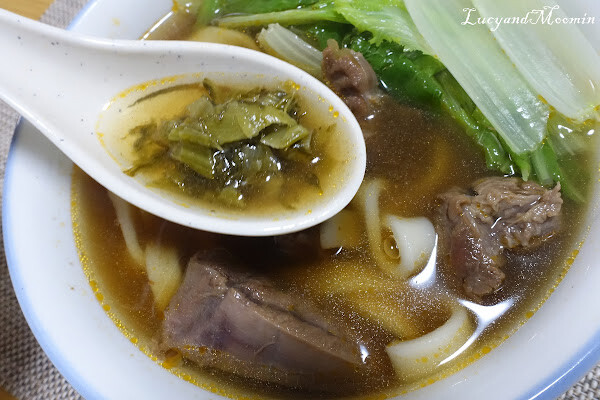 【宅配美食推薦】洪師父牛肉麵。5屆冠軍牛肉麵推出冷凍調理包，方便加熱即食，湯頭濃郁、牛肉軟嫩且麵條Q軟