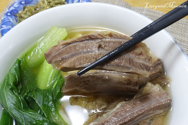 【宅配美食推薦】洪師父牛肉麵。5屆冠軍牛肉麵推出冷凍調理包，方便加熱即食，湯頭濃郁、牛肉軟嫩且麵條Q軟