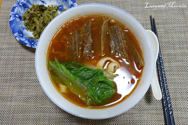 【宅配美食推薦】洪師父牛肉麵。5屆冠軍牛肉麵推出冷凍調理包，方便加熱即食，湯頭濃郁、牛肉軟嫩且麵條Q軟