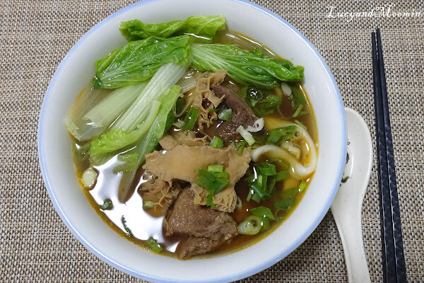 【宅配美食推薦】洪師父牛肉麵。5屆冠軍牛肉麵推出冷凍調理包，方便加熱即食，湯頭濃郁、牛肉軟嫩且麵條Q軟