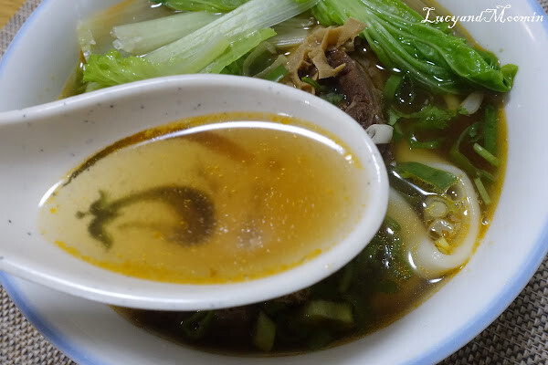 【宅配美食推薦】洪師父牛肉麵。5屆冠軍牛肉麵推出冷凍調理包，方便加熱即食，湯頭濃郁、牛肉軟嫩且麵條Q軟