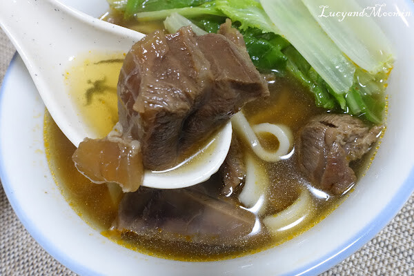 【宅配美食推薦】洪師父牛肉麵。5屆冠軍牛肉麵推出冷凍調理包，方便加熱即食，湯頭濃郁、牛肉軟嫩且麵條Q軟