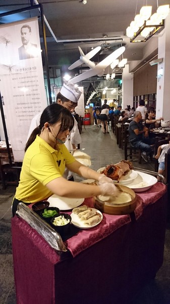 礁溪庄櫻桃谷：宜蘭~礁溪庄 鴨的夢想飛行館 櫻桃谷~櫻桃烤鴨秘製五吃~外皮酥脆肉質軟嫩~滿足您挑剔的味蕾~