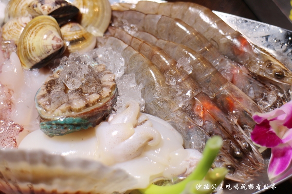 鍋之舞頂級麻辣鴛鴦鍋(林口店)：桃園龜山麻辣鍋/火鍋『鍋之舞頂級麻辣鴛鴦鍋-林口店』現烤鳥蛋/鍋底鴨血.豆腐吃到飽