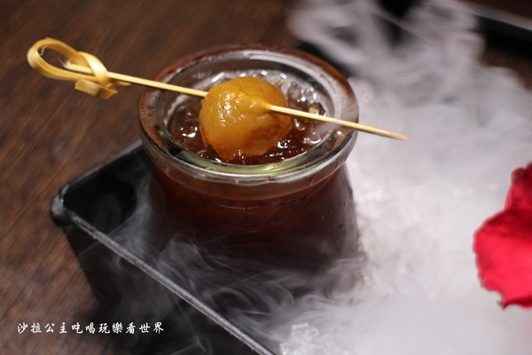 鍋之舞頂級麻辣鴛鴦鍋(林口店)：桃園龜山麻辣鍋/火鍋『鍋之舞頂級麻辣鴛鴦鍋-林口店』現烤鳥蛋/鍋底鴨血.豆腐吃到飽