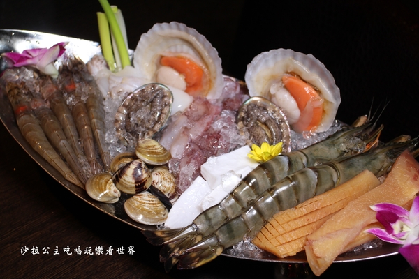 鍋之舞頂級麻辣鴛鴦鍋(林口店)：桃園龜山麻辣鍋/火鍋『鍋之舞頂級麻辣鴛鴦鍋-林口店』現烤鳥蛋/鍋底鴨血.豆腐吃到飽