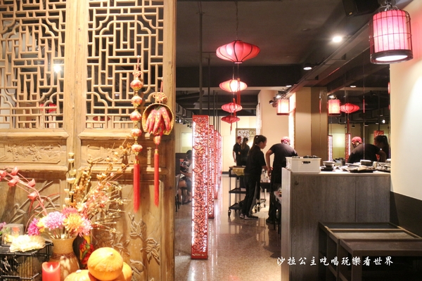 鍋之舞頂級麻辣鴛鴦鍋(林口店)：桃園龜山麻辣鍋/火鍋『鍋之舞頂級麻辣鴛鴦鍋-林口店』現烤鳥蛋/鍋底鴨血.豆腐吃到飽