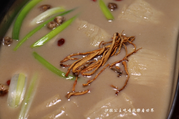 鍋之舞頂級麻辣鴛鴦鍋(林口店)：桃園龜山麻辣鍋/火鍋『鍋之舞頂級麻辣鴛鴦鍋-林口店』現烤鳥蛋/鍋底鴨血.豆腐吃到飽