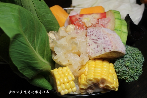 鍋之舞頂級麻辣鴛鴦鍋(林口店)：桃園龜山麻辣鍋/火鍋『鍋之舞頂級麻辣鴛鴦鍋-林口店』現烤鳥蛋/鍋底鴨血.豆腐吃到飽