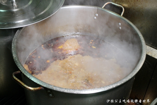 鍋之舞頂級麻辣鴛鴦鍋(林口店)：桃園龜山麻辣鍋/火鍋『鍋之舞頂級麻辣鴛鴦鍋-林口店』現烤鳥蛋/鍋底鴨血.豆腐吃到飽