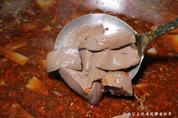 鍋之舞頂級麻辣鴛鴦鍋(林口店)：桃園龜山麻辣鍋/火鍋『鍋之舞頂級麻辣鴛鴦鍋-林口店』現烤鳥蛋/鍋底鴨血.豆腐吃到飽