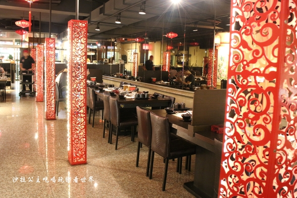 鍋之舞頂級麻辣鴛鴦鍋(林口店)：桃園龜山麻辣鍋/火鍋『鍋之舞頂級麻辣鴛鴦鍋-林口店』現烤鳥蛋/鍋底鴨血.豆腐吃到飽