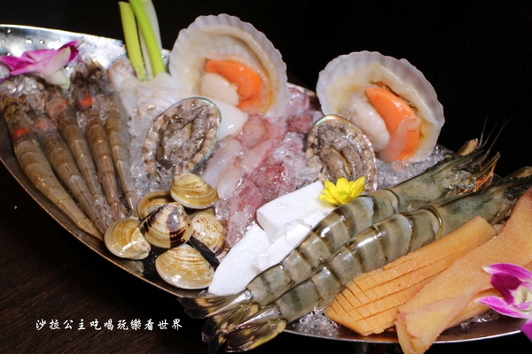 鍋之舞頂級麻辣鴛鴦鍋(林口店)：桃園龜山麻辣鍋/火鍋『鍋之舞頂級麻辣鴛鴦鍋-林口店』現烤鳥蛋/鍋底鴨血.豆腐吃到飽