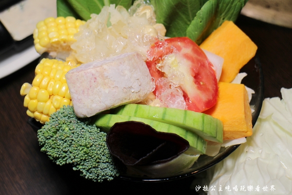 鍋之舞頂級麻辣鴛鴦鍋(林口店)：桃園龜山麻辣鍋/火鍋『鍋之舞頂級麻辣鴛鴦鍋-林口店』現烤鳥蛋/鍋底鴨血.豆腐吃到飽