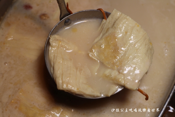 鍋之舞頂級麻辣鴛鴦鍋(林口店)：桃園龜山麻辣鍋/火鍋『鍋之舞頂級麻辣鴛鴦鍋-林口店』現烤鳥蛋/鍋底鴨血.豆腐吃到飽