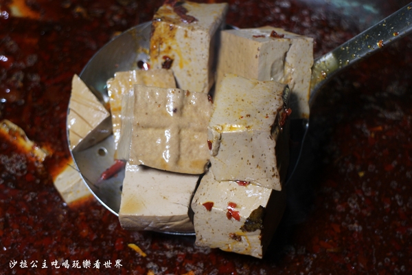 鍋之舞頂級麻辣鴛鴦鍋(林口店)：桃園龜山麻辣鍋/火鍋『鍋之舞頂級麻辣鴛鴦鍋-林口店』現烤鳥蛋/鍋底鴨血.豆腐吃到飽