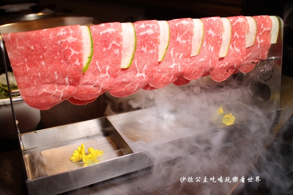 鍋之舞頂級麻辣鴛鴦鍋(林口店)：桃園龜山麻辣鍋/火鍋『鍋之舞頂級麻辣鴛鴦鍋-林口店』現烤鳥蛋/鍋底鴨血.豆腐吃到飽