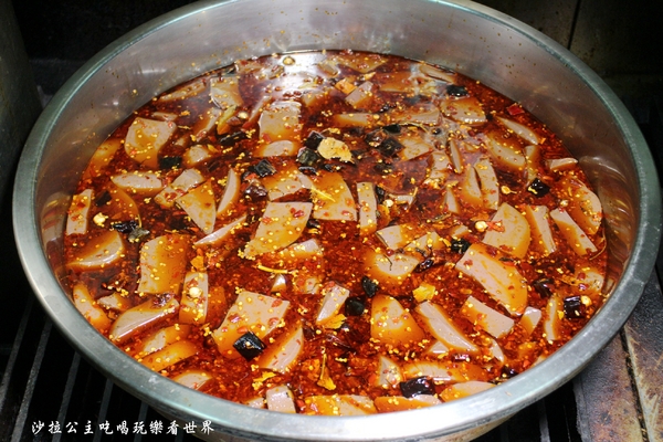 鍋之舞頂級麻辣鴛鴦鍋(林口店)：桃園龜山麻辣鍋/火鍋『鍋之舞頂級麻辣鴛鴦鍋-林口店』現烤鳥蛋/鍋底鴨血.豆腐吃到飽