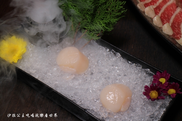 鍋之舞頂級麻辣鴛鴦鍋(林口店)：桃園龜山麻辣鍋/火鍋『鍋之舞頂級麻辣鴛鴦鍋-林口店』現烤鳥蛋/鍋底鴨血.豆腐吃到飽