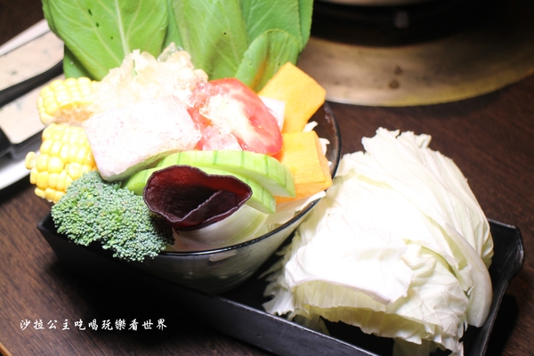 鍋之舞頂級麻辣鴛鴦鍋(林口店)：桃園龜山麻辣鍋/火鍋『鍋之舞頂級麻辣鴛鴦鍋-林口店』現烤鳥蛋/鍋底鴨血.豆腐吃到飽