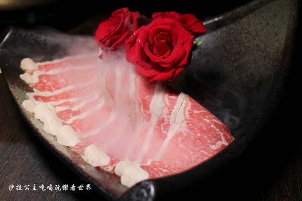 鍋之舞頂級麻辣鴛鴦鍋(林口店)：桃園龜山麻辣鍋/火鍋『鍋之舞頂級麻辣鴛鴦鍋-林口店』現烤鳥蛋/鍋底鴨血.豆腐吃到飽