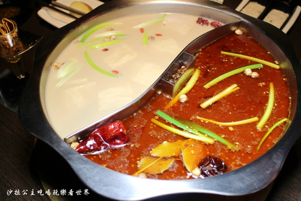 鍋之舞頂級麻辣鴛鴦鍋(林口店)：桃園龜山麻辣鍋/火鍋『鍋之舞頂級麻辣鴛鴦鍋-林口店』現烤鳥蛋/鍋底鴨血.豆腐吃到飽