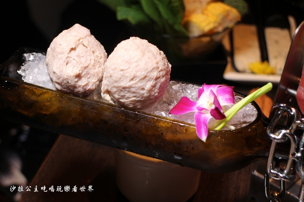 鍋之舞頂級麻辣鴛鴦鍋(林口店)：桃園龜山麻辣鍋/火鍋『鍋之舞頂級麻辣鴛鴦鍋-林口店』現烤鳥蛋/鍋底鴨血.豆腐吃到飽