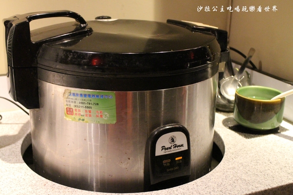 鍋之舞頂級麻辣鴛鴦鍋(林口店)：桃園龜山麻辣鍋/火鍋『鍋之舞頂級麻辣鴛鴦鍋-林口店』現烤鳥蛋/鍋底鴨血.豆腐吃到飽