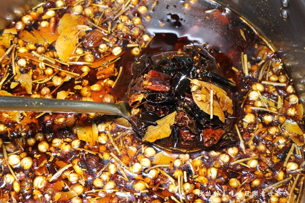 鍋之舞頂級麻辣鴛鴦鍋(林口店)：桃園龜山麻辣鍋/火鍋『鍋之舞頂級麻辣鴛鴦鍋-林口店』現烤鳥蛋/鍋底鴨血.豆腐吃到飽