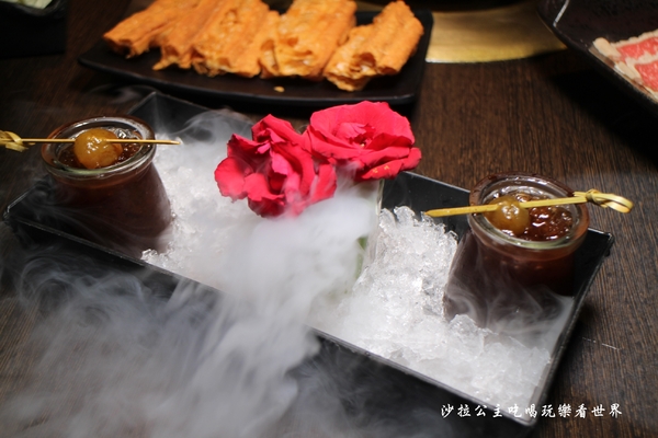 鍋之舞頂級麻辣鴛鴦鍋(林口店)：桃園龜山麻辣鍋/火鍋『鍋之舞頂級麻辣鴛鴦鍋-林口店』現烤鳥蛋/鍋底鴨血.豆腐吃到飽