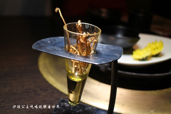 鍋之舞頂級麻辣鴛鴦鍋(林口店)：桃園龜山麻辣鍋/火鍋『鍋之舞頂級麻辣鴛鴦鍋-林口店』現烤鳥蛋/鍋底鴨血.豆腐吃到飽