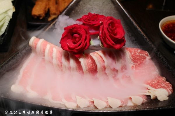 鍋之舞頂級麻辣鴛鴦鍋(林口店)：桃園龜山麻辣鍋/火鍋『鍋之舞頂級麻辣鴛鴦鍋-林口店』現烤鳥蛋/鍋底鴨血.豆腐吃到飽