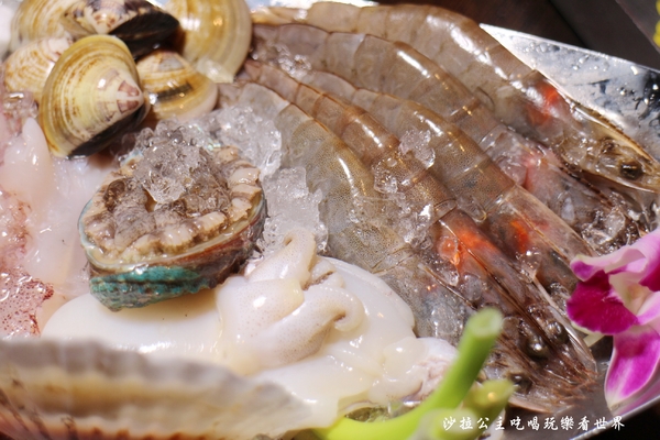 鍋之舞頂級麻辣鴛鴦鍋(林口店)：桃園龜山麻辣鍋/火鍋『鍋之舞頂級麻辣鴛鴦鍋-林口店』現烤鳥蛋/鍋底鴨血.豆腐吃到飽