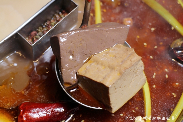 鍋之舞頂級麻辣鴛鴦鍋(林口店)：桃園龜山麻辣鍋/火鍋『鍋之舞頂級麻辣鴛鴦鍋-林口店』現烤鳥蛋/鍋底鴨血.豆腐吃到飽