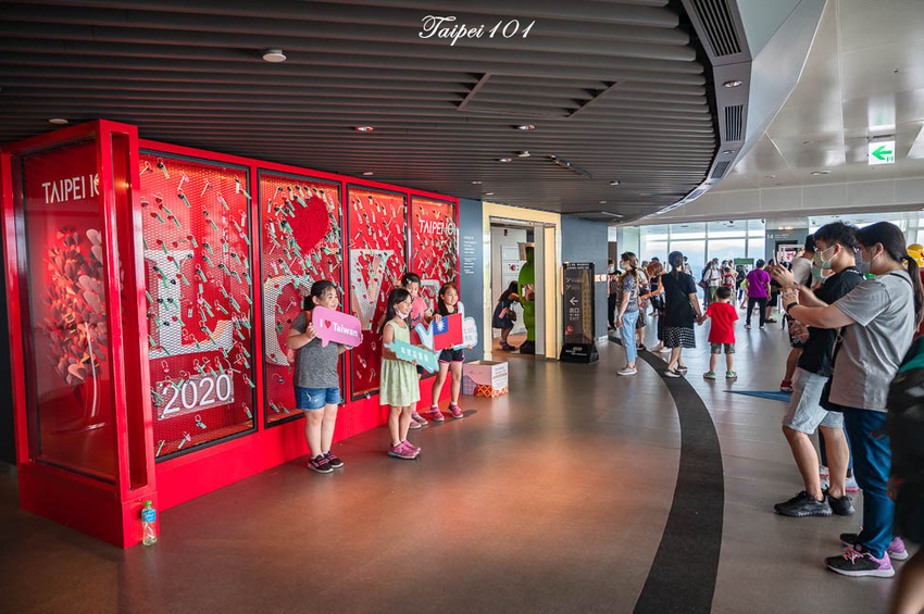 ｜台北景點｜101觀景台，搭乘星空電梯登上89樓觀景台，眺望整個台北地區景色 - Hallo！Im 婷兒