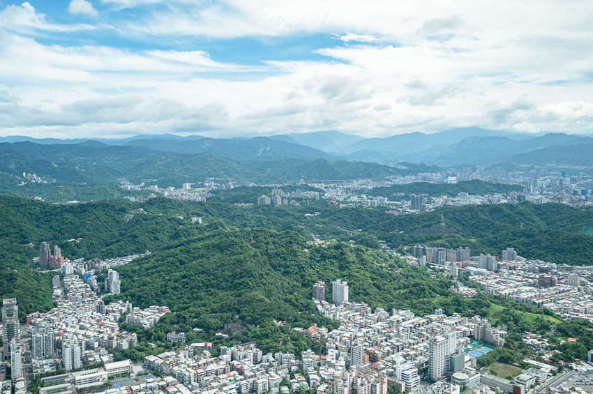 ｜台北景點｜101觀景台，搭乘星空電梯登上89樓觀景台，眺望整個台北地區景色 - Hallo！Im 婷兒