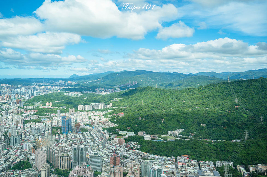 ｜台北景點｜101觀景台，搭乘星空電梯登上89樓觀景台，眺望整個台北地區景色 - Hallo！Im 婷兒