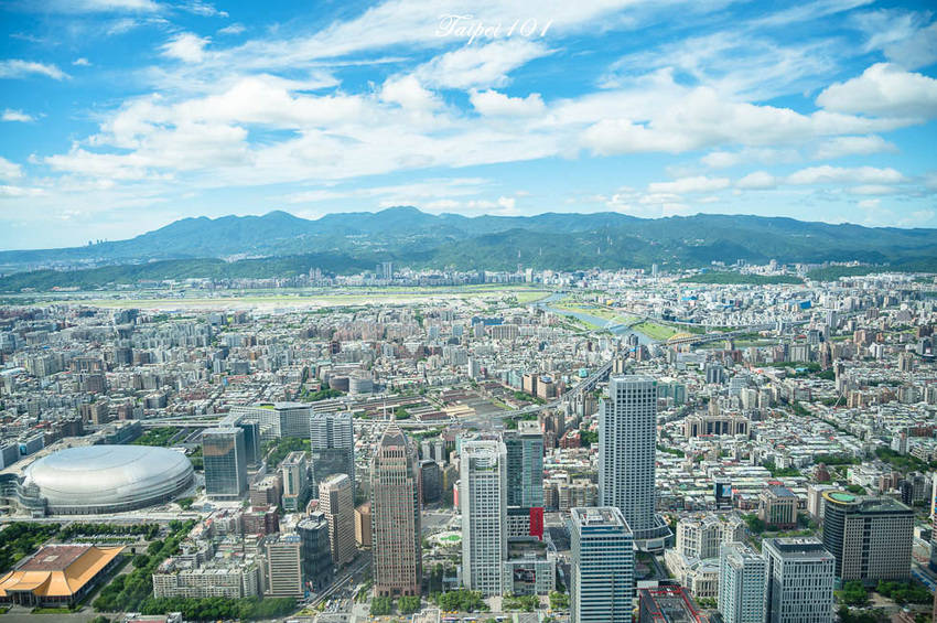｜台北景點｜101觀景台，搭乘星空電梯登上89樓觀景台，眺望整個台北地區景色 - Hallo！Im 婷兒