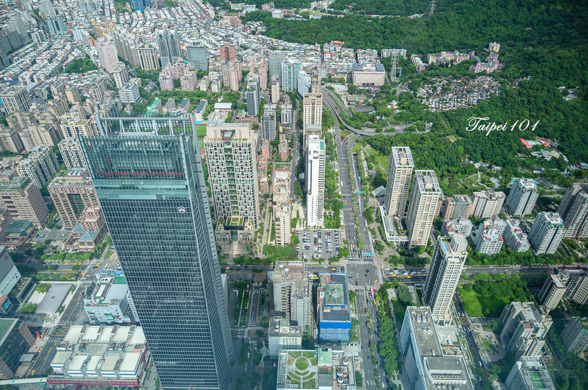 ｜台北景點｜101觀景台，搭乘星空電梯登上89樓觀景台，眺望整個台北地區景色 - Hallo！Im 婷兒