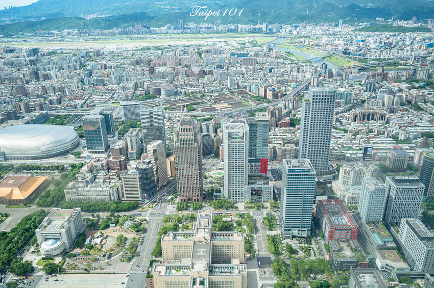 ｜台北景點｜101觀景台，搭乘星空電梯登上89樓觀景台，眺望整個台北地區景色 - Hallo！Im 婷兒