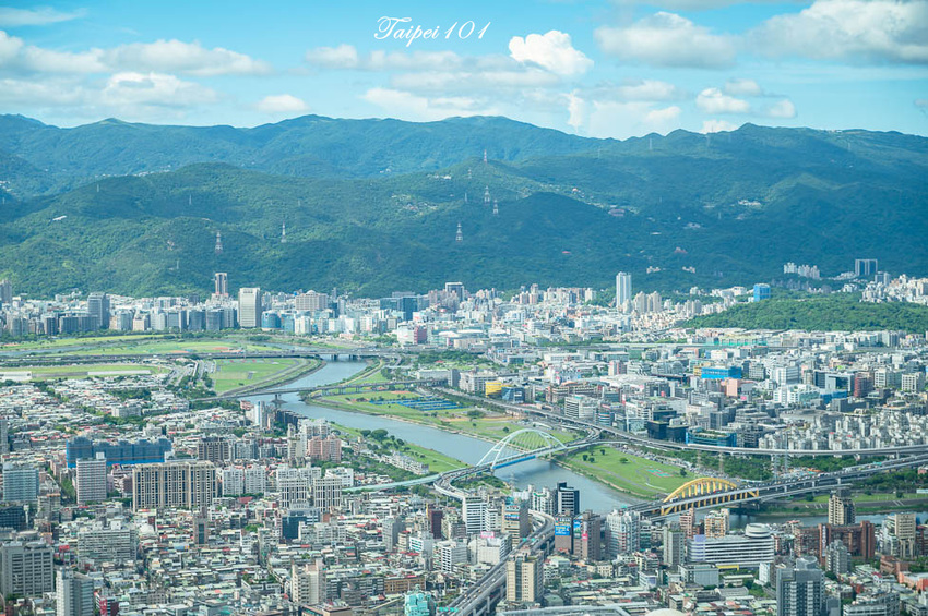 ｜台北景點｜101觀景台，搭乘星空電梯登上89樓觀景台，眺望整個台北地區景色 - Hallo！Im 婷兒