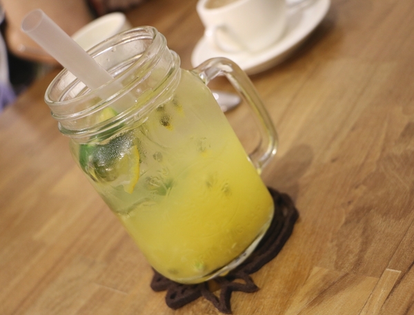 高雄 三民。Zone Café 弄咖啡，嫻靜巷弄轉角美食