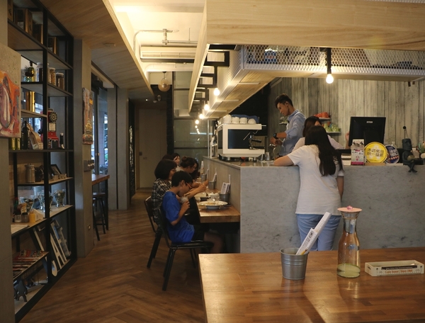 高雄 三民。Zone Café 弄咖啡，嫻靜巷弄轉角美食