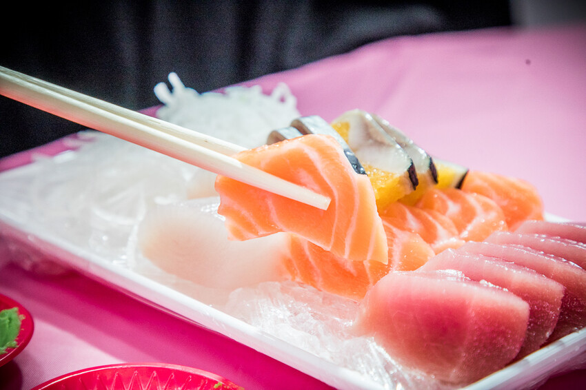 屏東縣恆春鎮後壁湖阿興生魚片｜半買半相送！40片厚切生魚片竟然只要200元