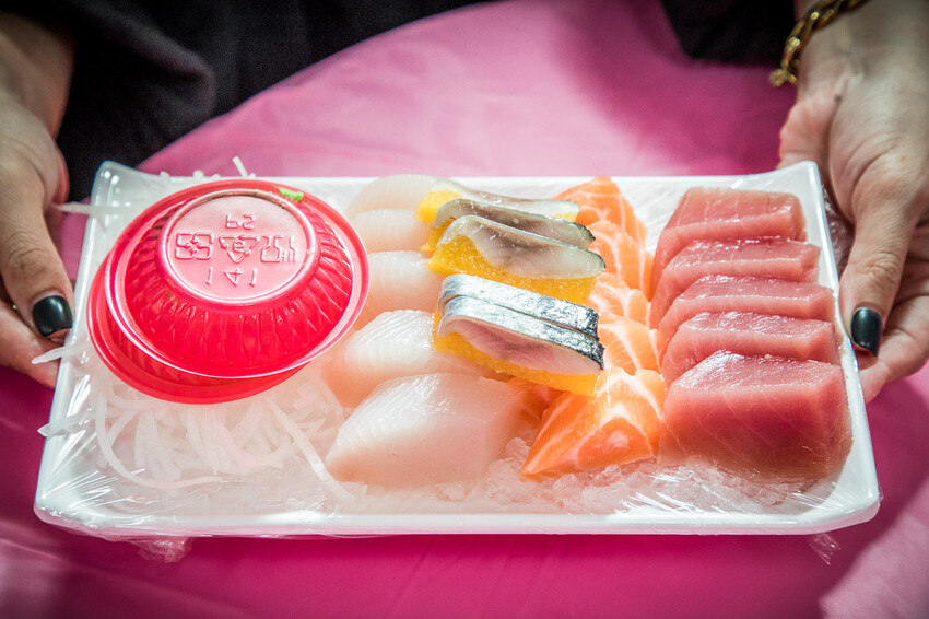 屏東縣恆春鎮後壁湖阿興生魚片｜半買半相送！40片厚切生魚片竟然只要200元