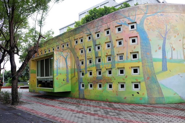 村東國小-幾米：【彰化大村景點】村東國小~童話故事繪本般的森林小屋，享受大書牆中的虛擬世界