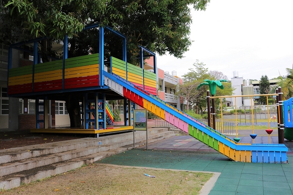 村東國小-幾米：【彰化大村景點】村東國小~童話故事繪本般的森林小屋，享受大書牆中的虛擬世界