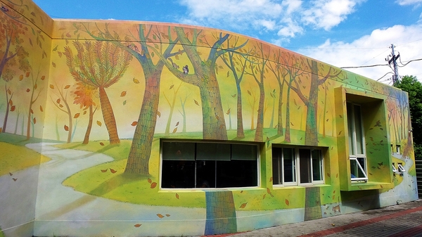 村東國小-幾米：【彰化大村景點】村東國小~童話故事繪本般的森林小屋，享受大書牆中的虛擬世界