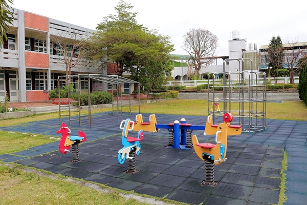 村東國小-幾米：【彰化大村景點】村東國小~童話故事繪本般的森林小屋，享受大書牆中的虛擬世界