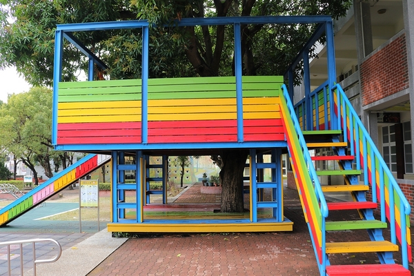 村東國小-幾米：【彰化大村景點】村東國小~童話故事繪本般的森林小屋，享受大書牆中的虛擬世界